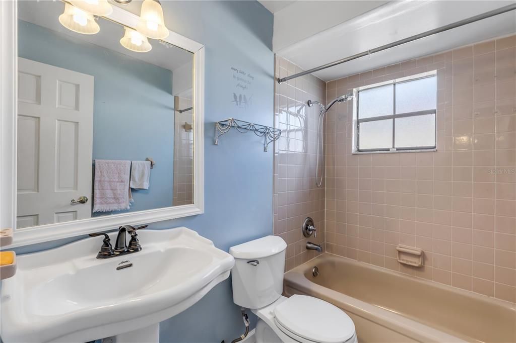 Active With Contract: $215,000 (2 beds, 2 baths, 1038 Square Feet)