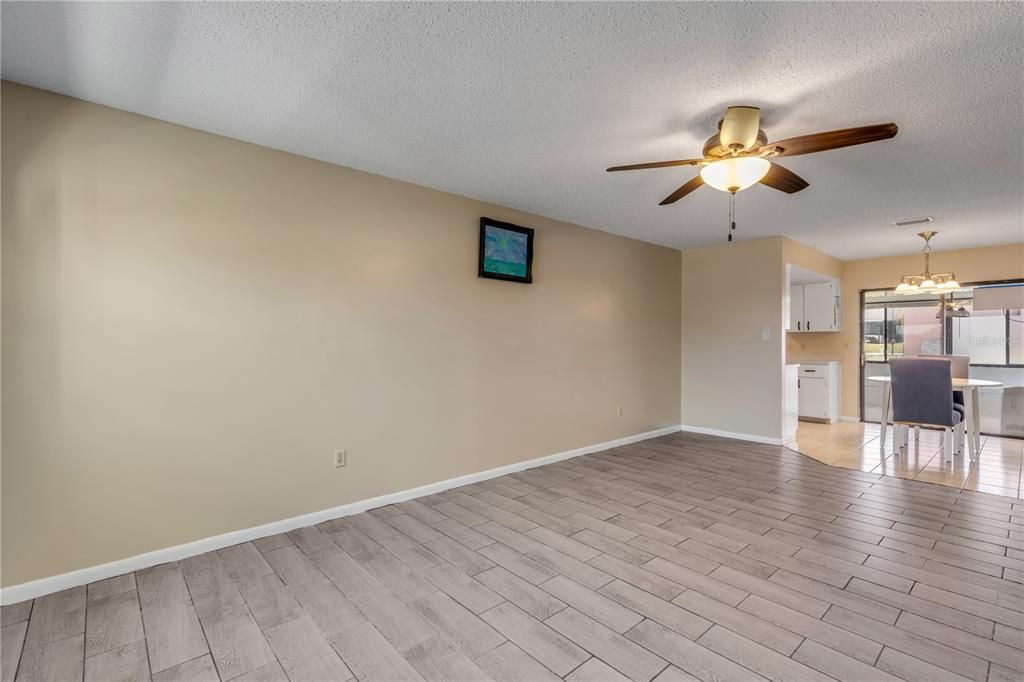 Active With Contract: $215,000 (2 beds, 2 baths, 1038 Square Feet)