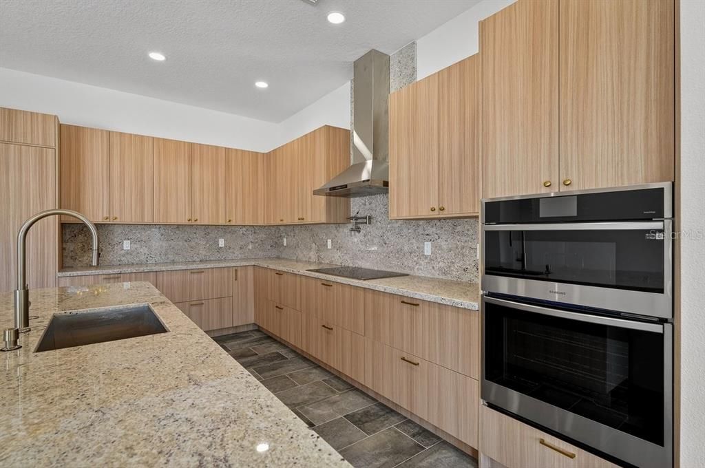 Activo con contrato: $789,000 (4 camas, 3 baños, 2412 Pies cuadrados)