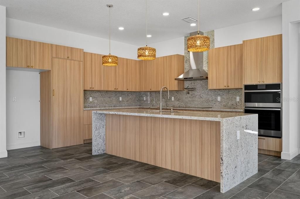 Activo con contrato: $789,000 (4 camas, 3 baños, 2412 Pies cuadrados)