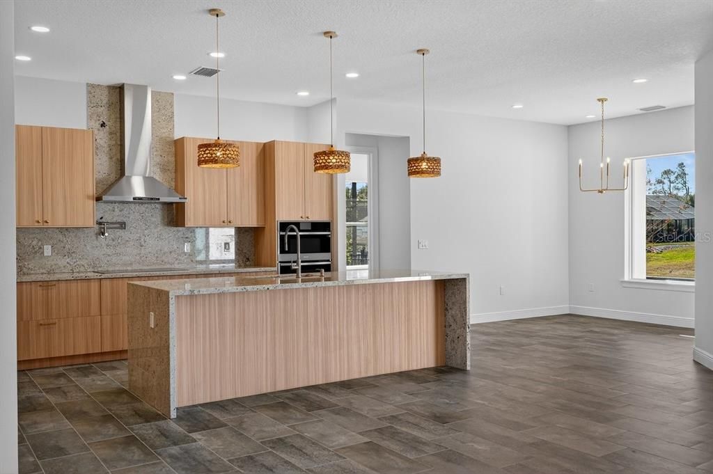 Activo con contrato: $789,000 (4 camas, 3 baños, 2412 Pies cuadrados)