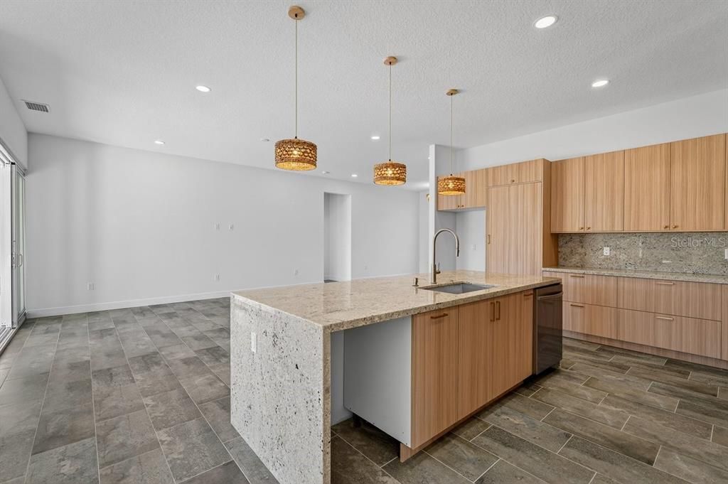 Activo con contrato: $789,000 (4 camas, 3 baños, 2412 Pies cuadrados)