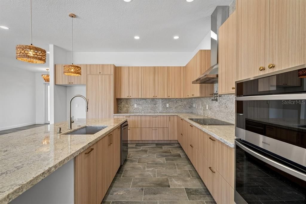 Activo con contrato: $789,000 (4 camas, 3 baños, 2412 Pies cuadrados)