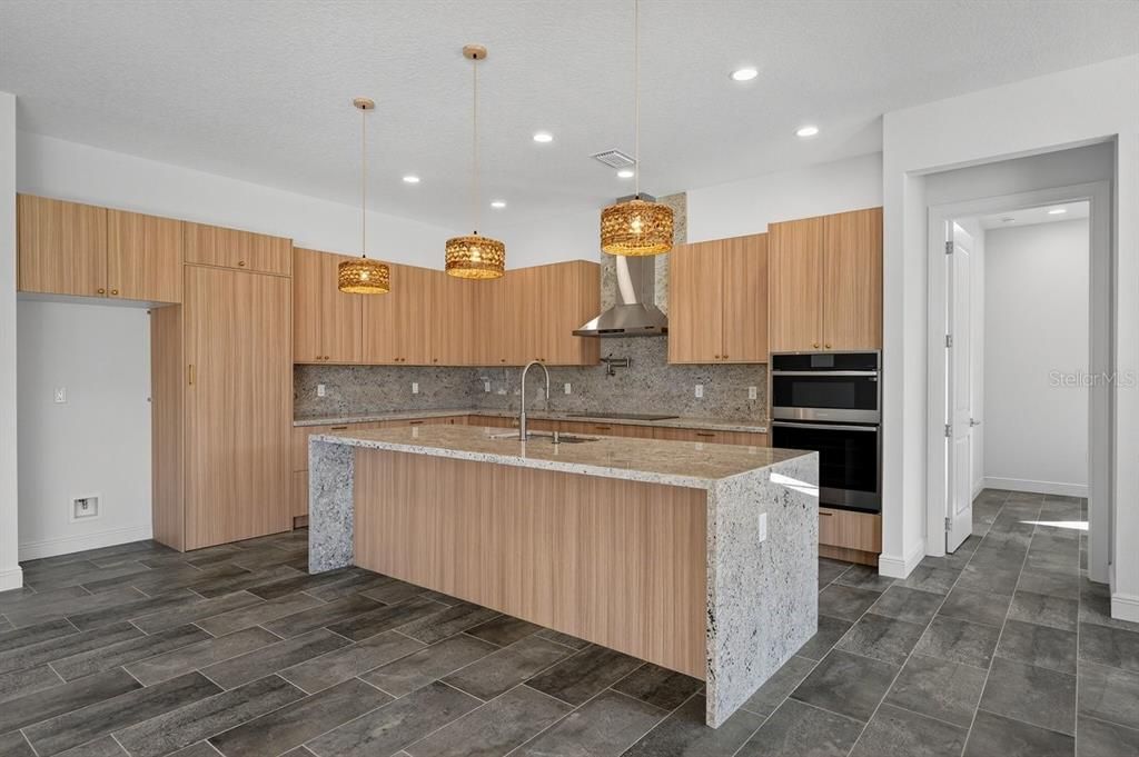 Activo con contrato: $789,000 (4 camas, 3 baños, 2412 Pies cuadrados)