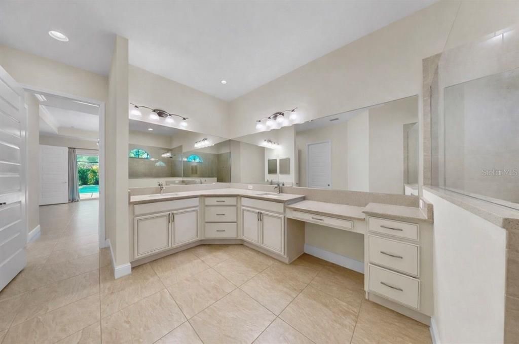 En Venta: $950,000 (4 camas, 3 baños, 3157 Pies cuadrados)