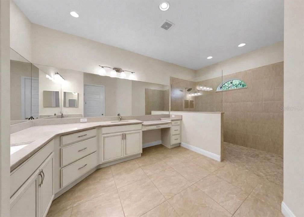 En Venta: $950,000 (4 camas, 3 baños, 3157 Pies cuadrados)