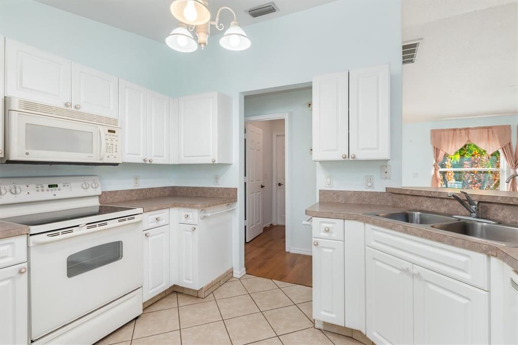 Activo con contrato: $389,000 (3 camas, 2 baños, 1688 Pies cuadrados)