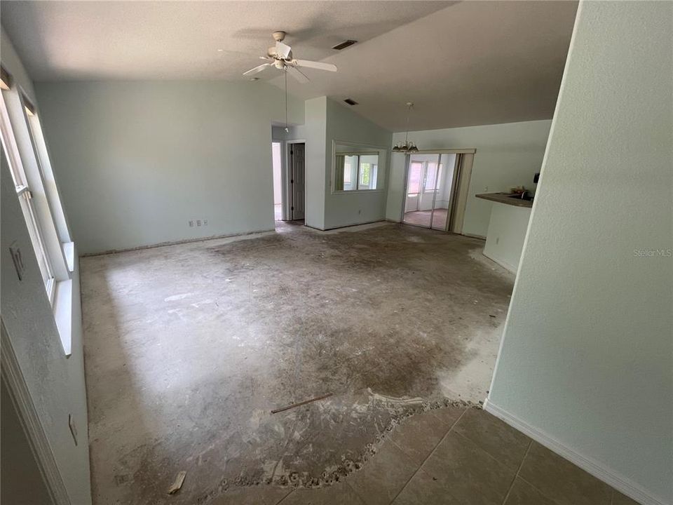Activo con contrato: $389,000 (3 camas, 2 baños, 1688 Pies cuadrados)