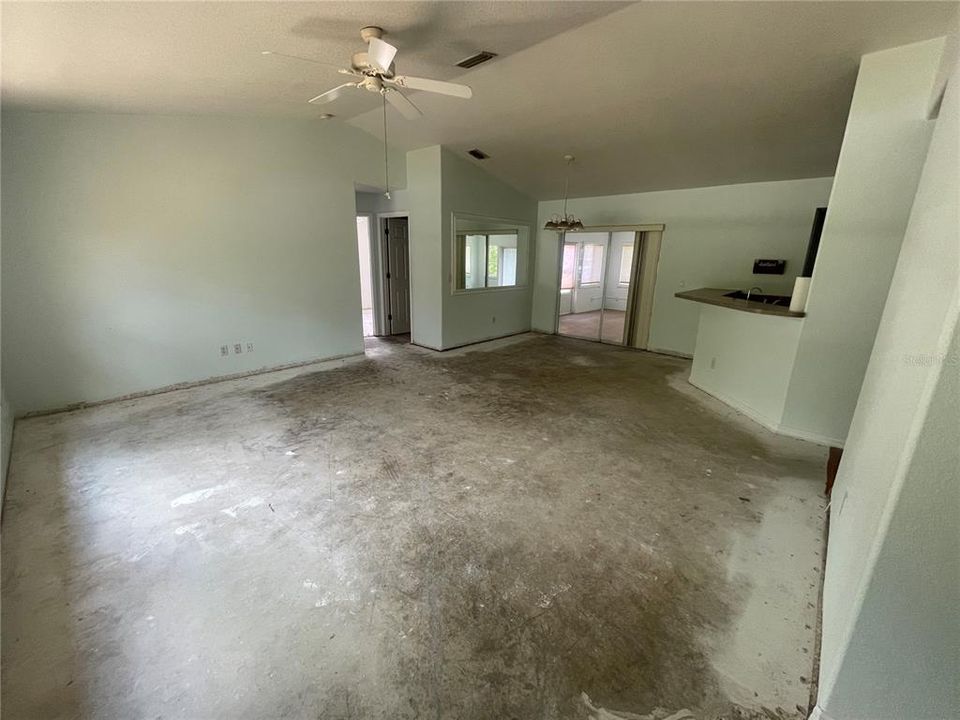 Activo con contrato: $389,000 (3 camas, 2 baños, 1688 Pies cuadrados)