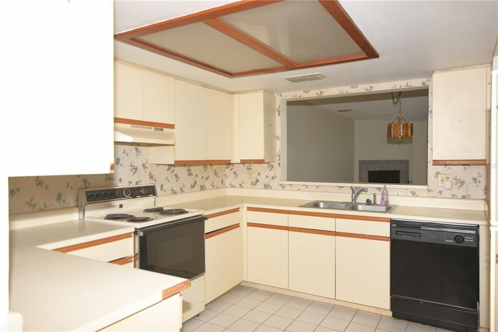 На продажу: $172,000 (2 спален, 1 ванн, 1121 Квадратных фут)