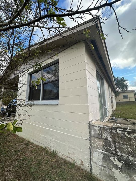 For Sale: $125,000 (2 beds, 1 baths, 782 Square Feet)