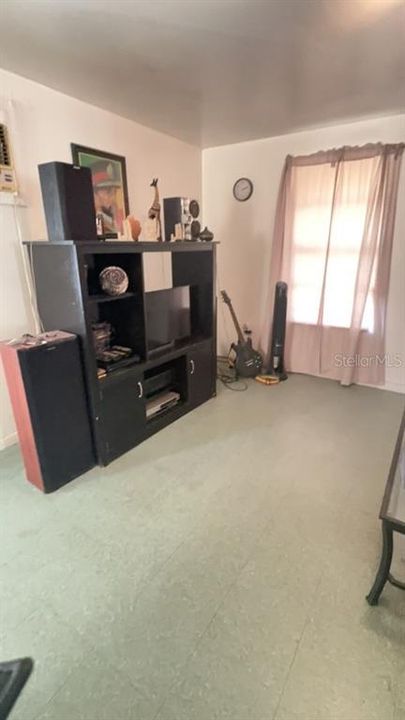 For Sale: $125,000 (2 beds, 1 baths, 782 Square Feet)