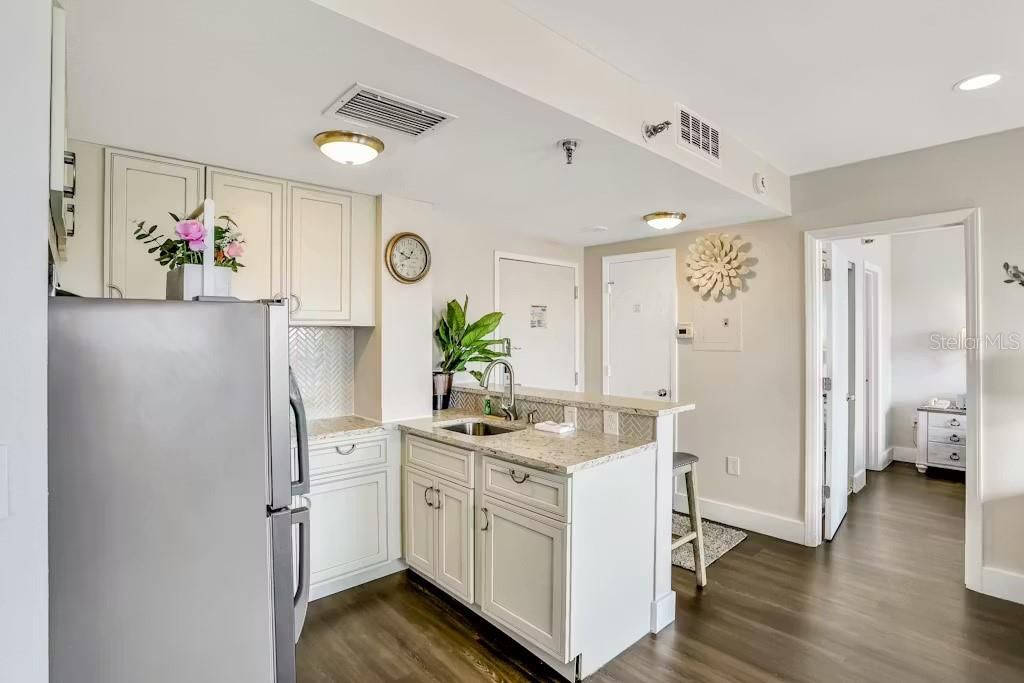 For Sale: $260,000 (2 beds, 2 baths, 583 Square Feet)