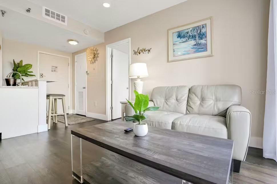 For Sale: $260,000 (2 beds, 2 baths, 583 Square Feet)
