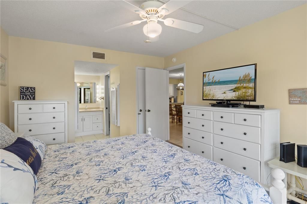 For Sale: $799,000 (2 beds, 2 baths, 1236 Square Feet)
