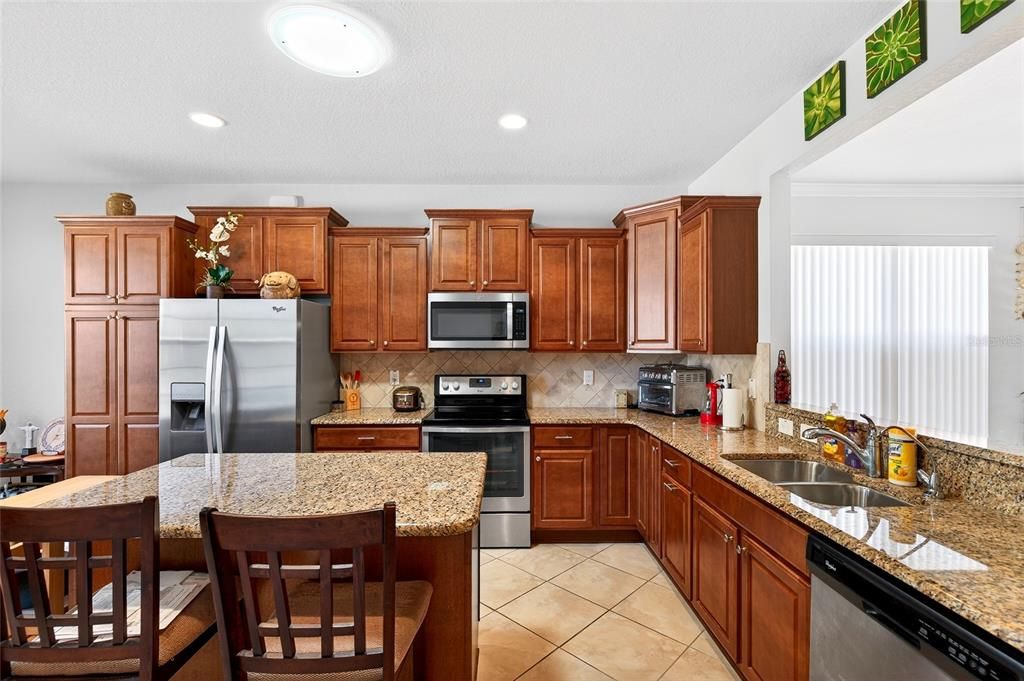 For Sale: $450,000 (3 beds, 3 baths, 2536 Square Feet)