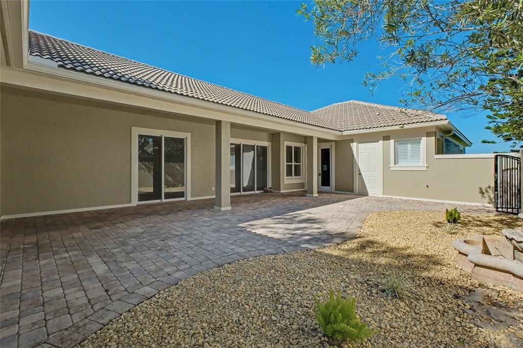 Activo con contrato: $599,000 (3 camas, 3 baños, 2489 Pies cuadrados)