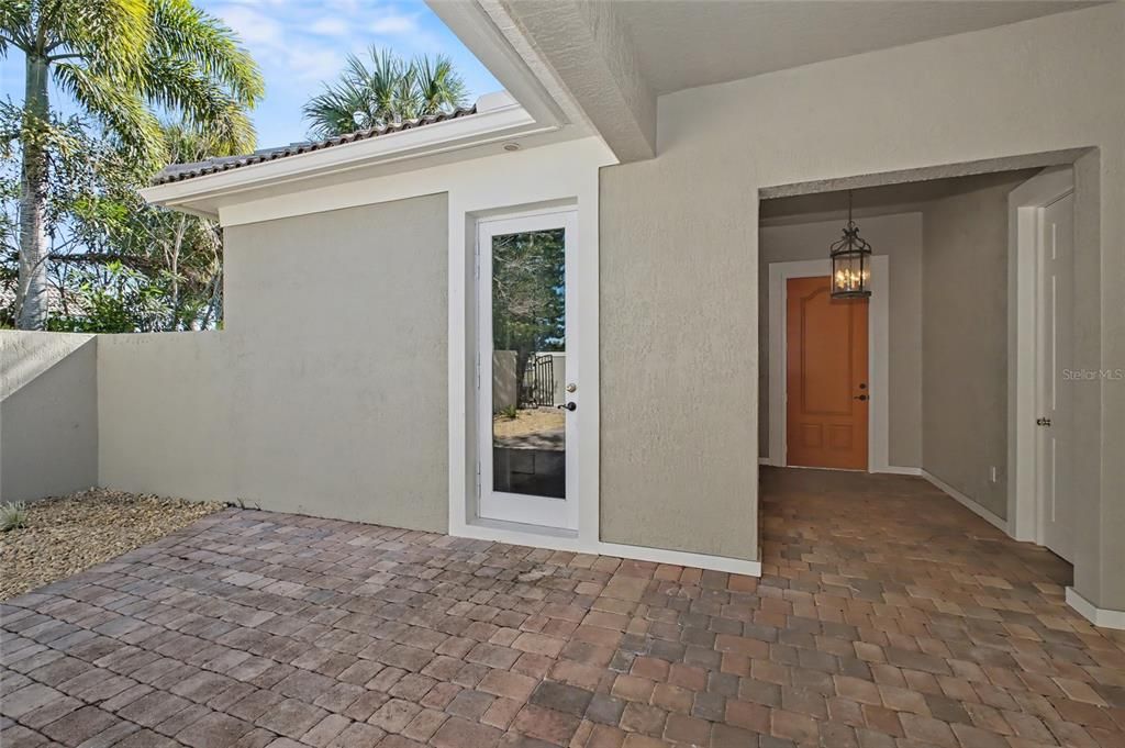 Activo con contrato: $599,000 (3 camas, 3 baños, 2489 Pies cuadrados)