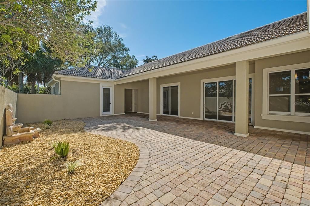 Activo con contrato: $599,000 (3 camas, 3 baños, 2489 Pies cuadrados)