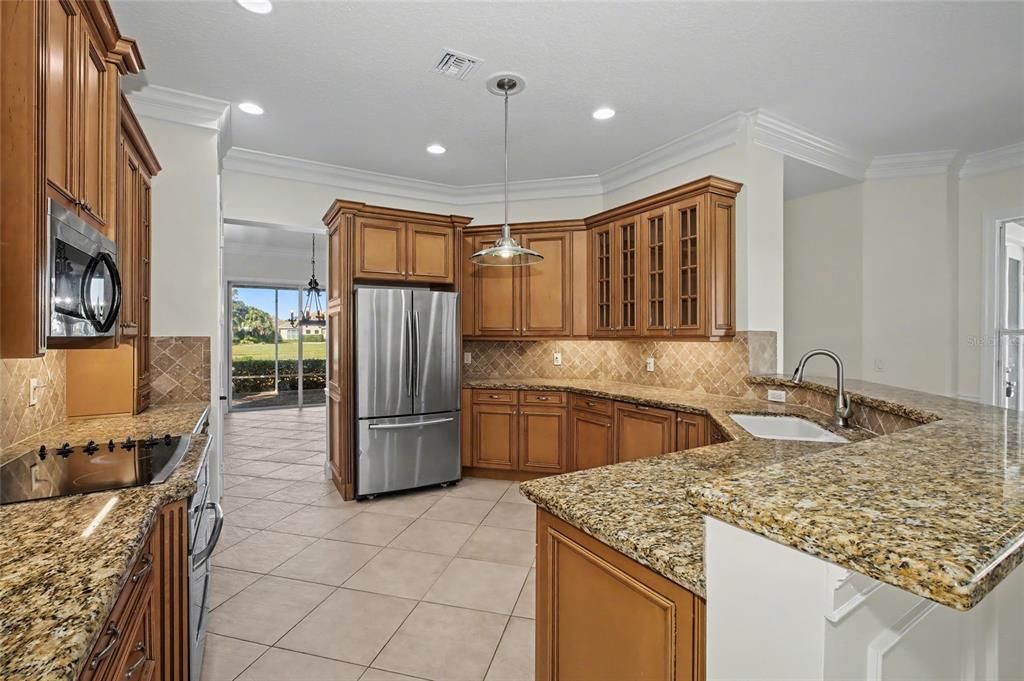 Activo con contrato: $599,000 (3 camas, 3 baños, 2489 Pies cuadrados)