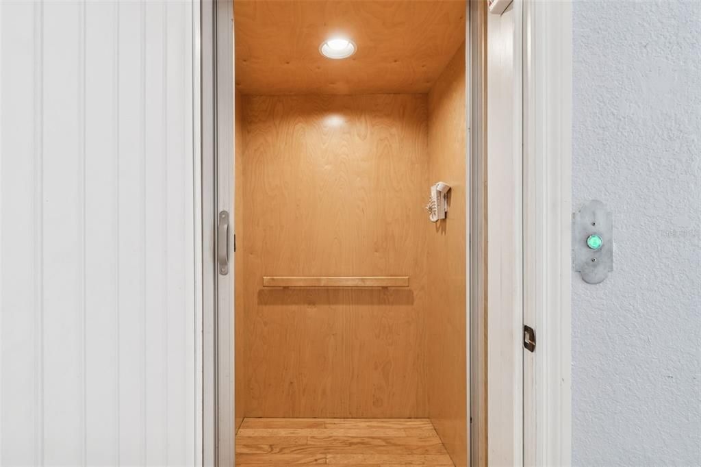 En Venta: $491,000 (3 camas, 3 baños, 2599 Pies cuadrados)