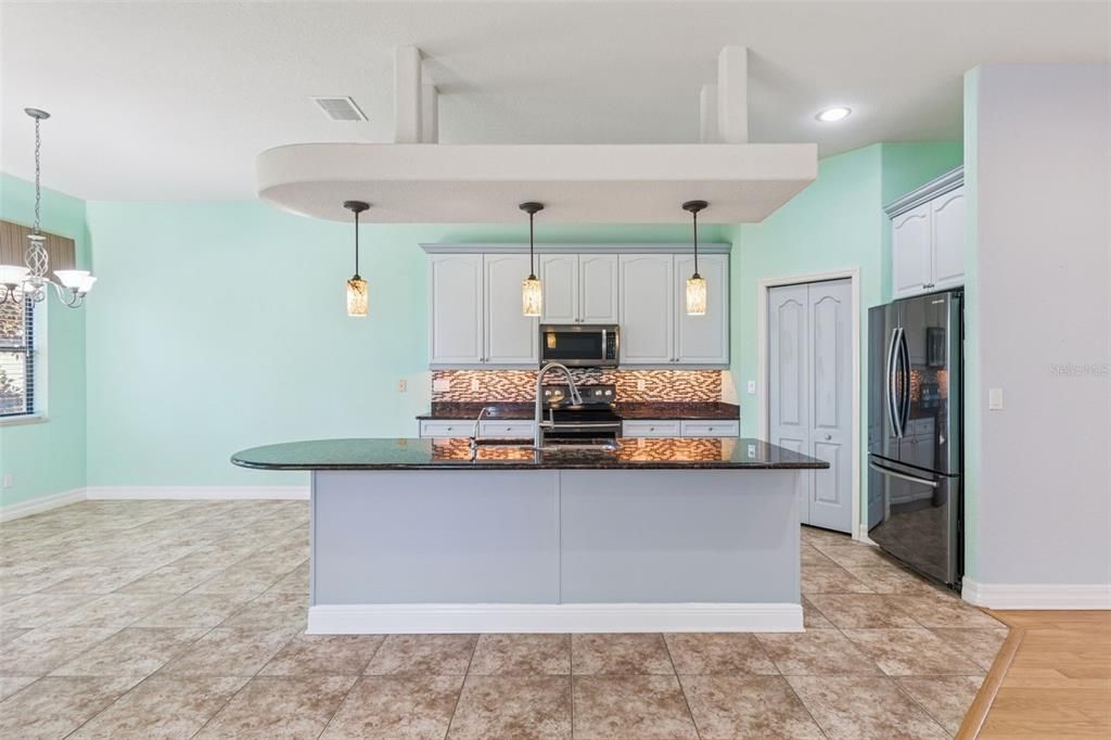 En Venta: $491,000 (3 camas, 3 baños, 2599 Pies cuadrados)