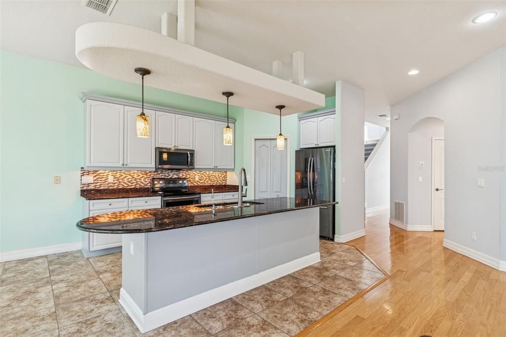 En Venta: $491,000 (3 camas, 3 baños, 2599 Pies cuadrados)
