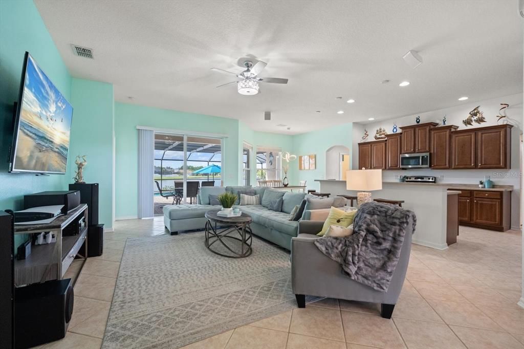 Под контрактом: $699,000 (4 спален, 4 ванн, 3241 Квадратных фут)