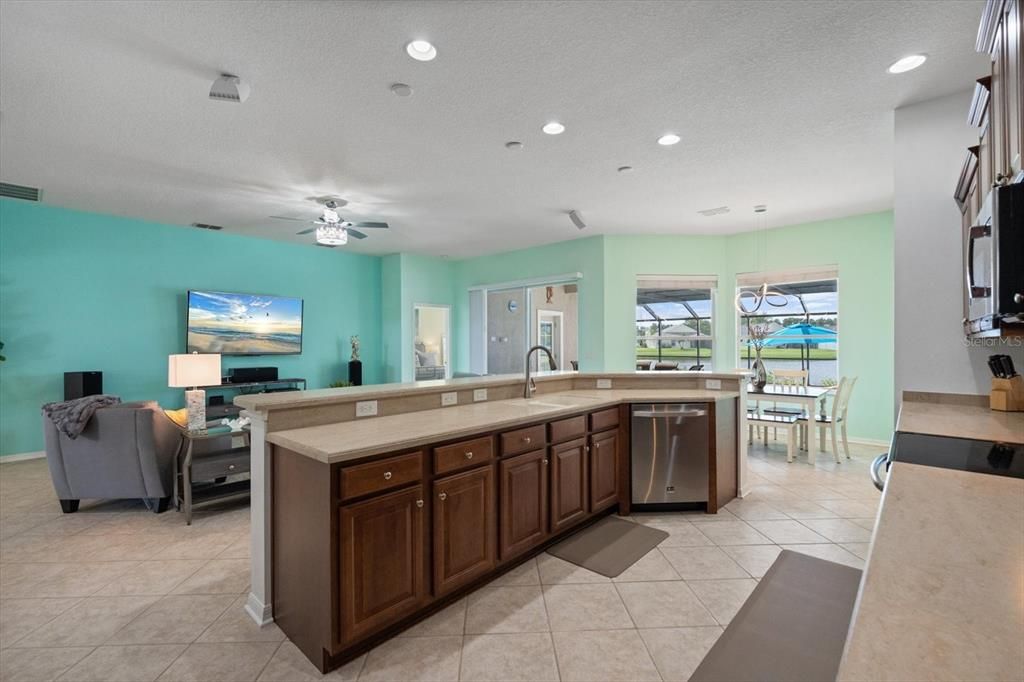 Под контрактом: $699,000 (4 спален, 4 ванн, 3241 Квадратных фут)