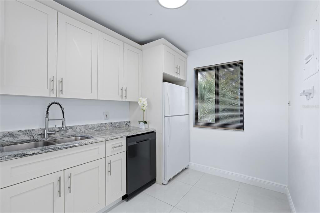 For Rent: $2,295 (2 beds, 2 baths, 978 Square Feet)