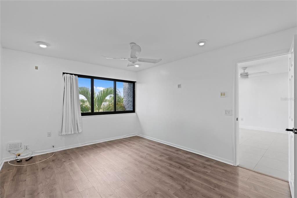 For Rent: $2,295 (2 beds, 2 baths, 978 Square Feet)