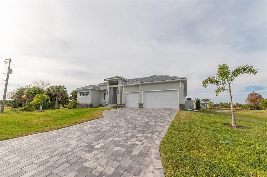 For Sale: $1,499,000 (3 beds, 3 baths, 2690 Square Feet)