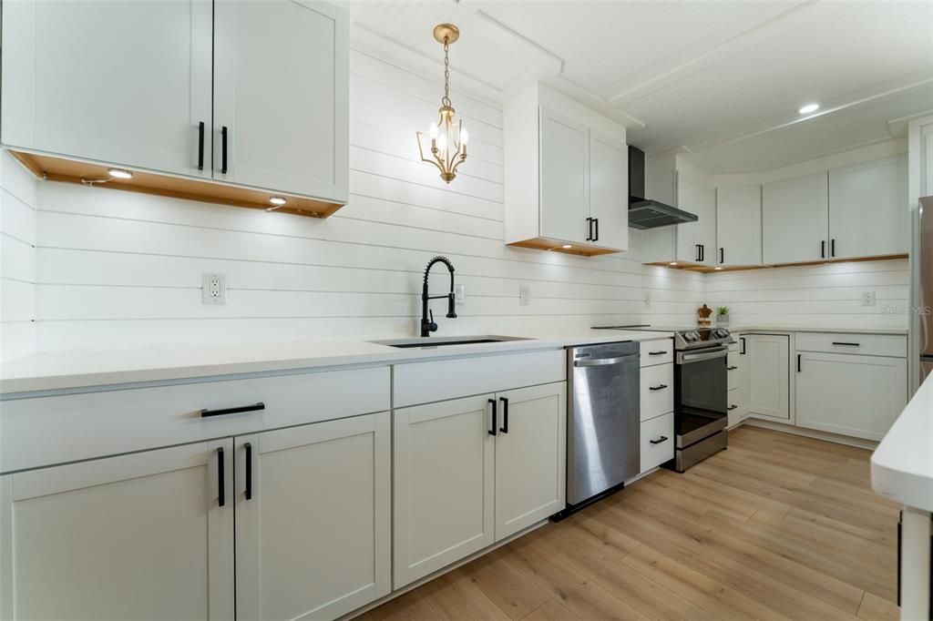 Active With Contract: $219,995 (2 beds, 2 baths, 1100 Square Feet)