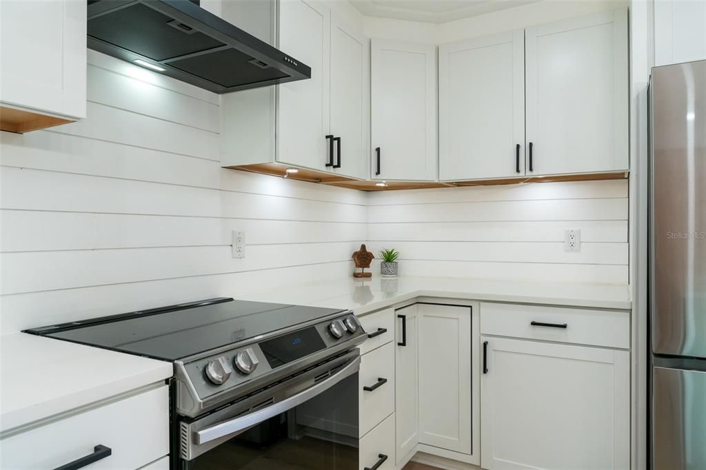 Active With Contract: $219,995 (2 beds, 2 baths, 1100 Square Feet)