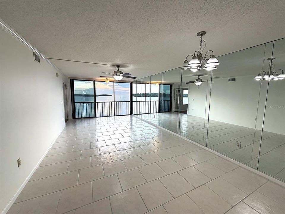 For Sale: $249,000 (2 beds, 2 baths, 1025 Square Feet)