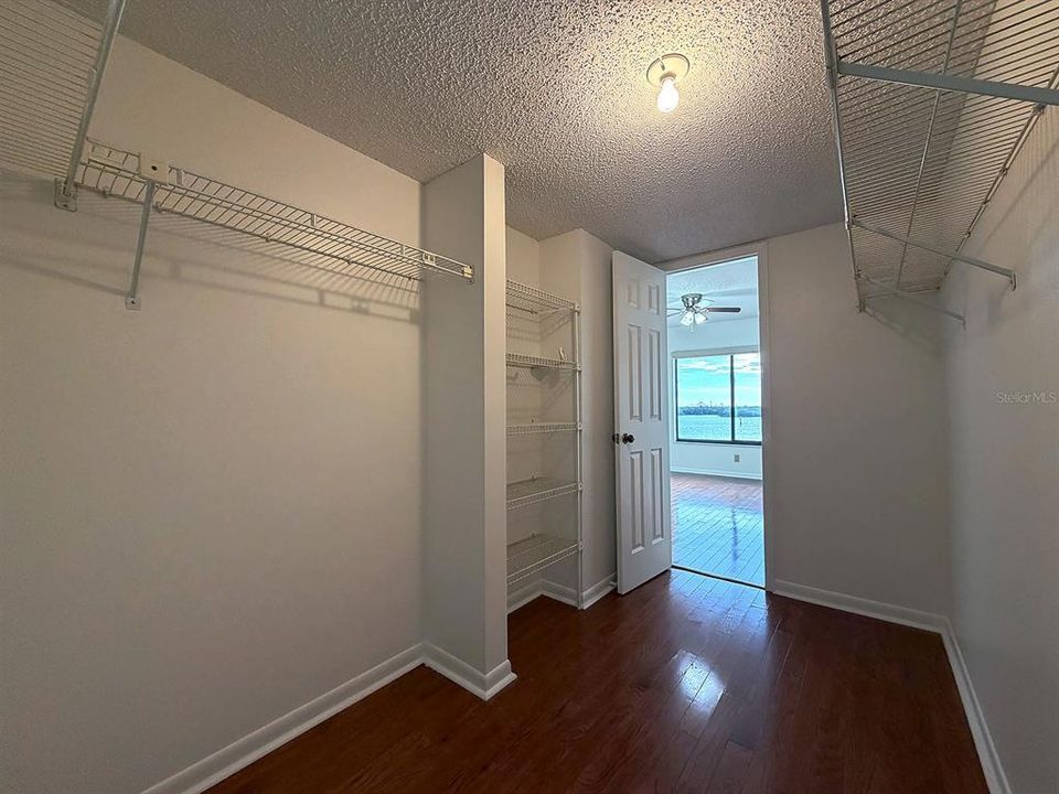 For Sale: $249,000 (2 beds, 2 baths, 1025 Square Feet)