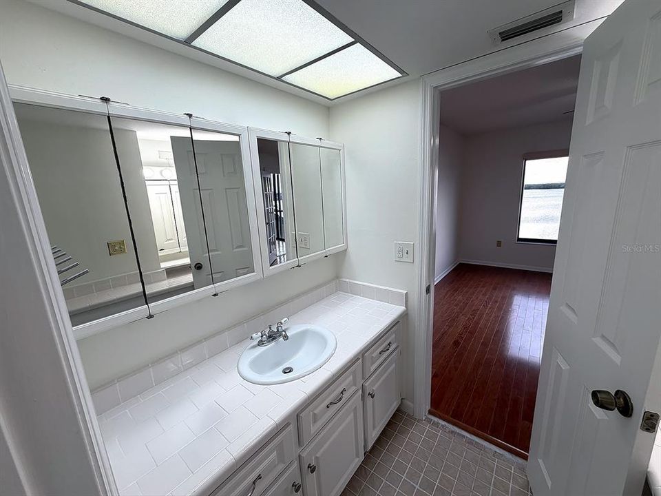 For Sale: $249,000 (2 beds, 2 baths, 1025 Square Feet)
