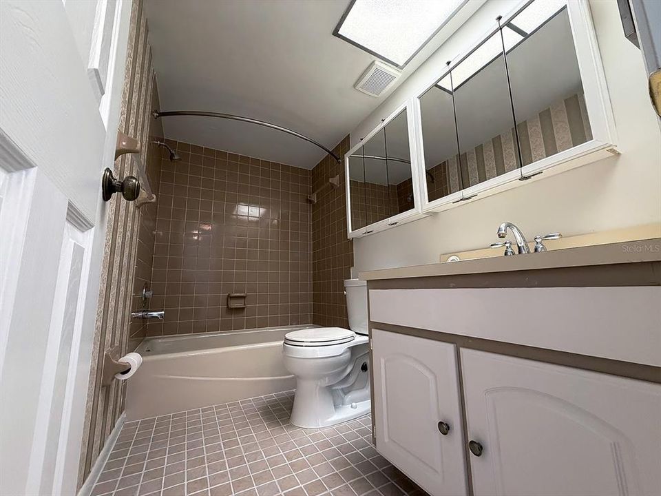 For Sale: $249,000 (2 beds, 2 baths, 1025 Square Feet)