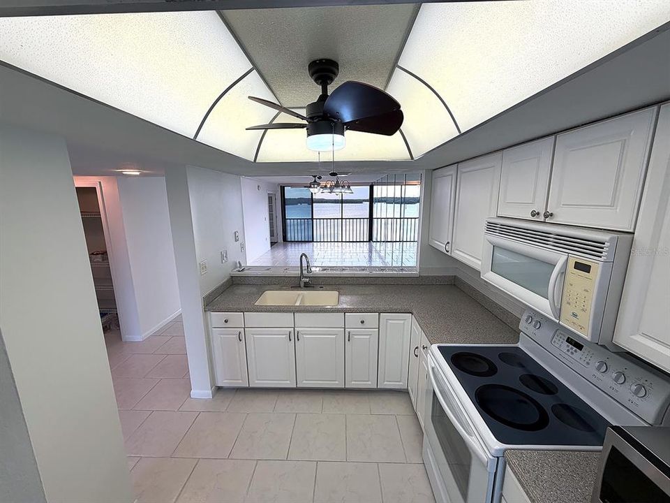 For Sale: $249,000 (2 beds, 2 baths, 1025 Square Feet)
