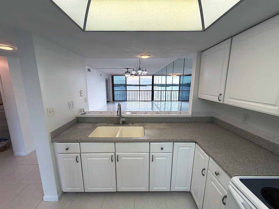 For Sale: $249,000 (2 beds, 2 baths, 1025 Square Feet)