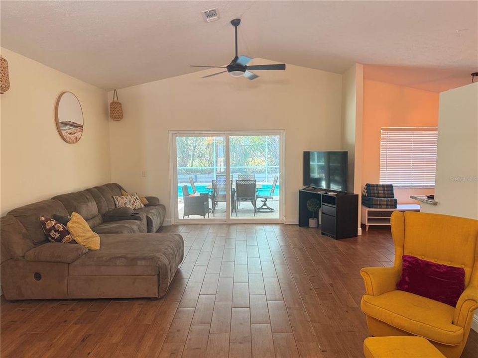 Active With Contract: $2,750 (3 beds, 2 baths, 1811 Square Feet)
