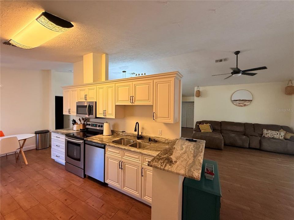 Active With Contract: $2,750 (3 beds, 2 baths, 1811 Square Feet)