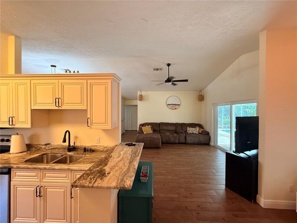 Active With Contract: $2,750 (3 beds, 2 baths, 1811 Square Feet)