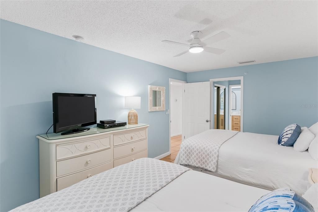 For Sale: $1,250,000 (3 beds, 2 baths, 1410 Square Feet)
