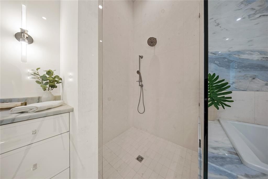 En Venta: $3,600,000 (5 camas, 5 baños, 4839 Pies cuadrados)