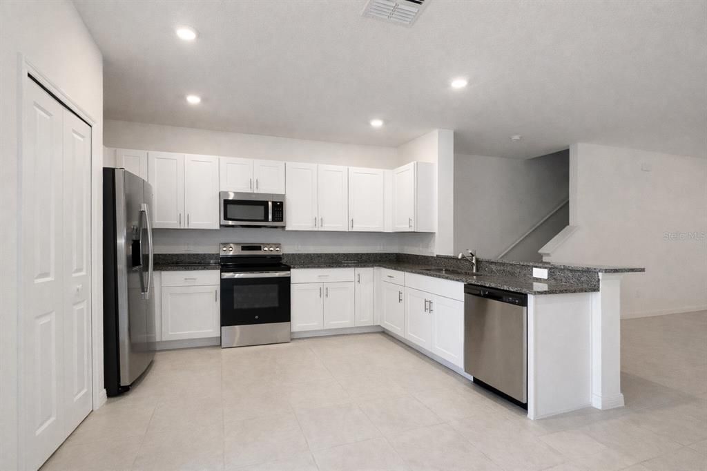 For Rent: $2,100 (3 beds, 2 baths, 1634 Square Feet)
