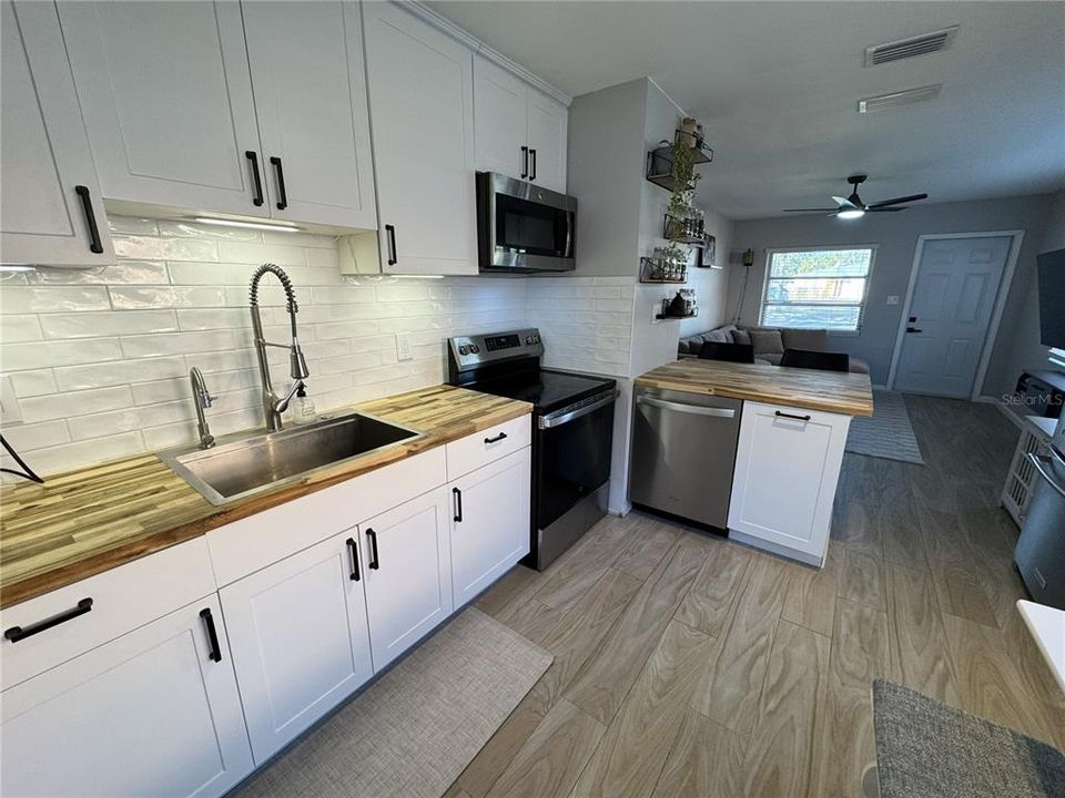 待售: $545,000 (4 贝兹, 0 浴室, 1288 平方英尺)