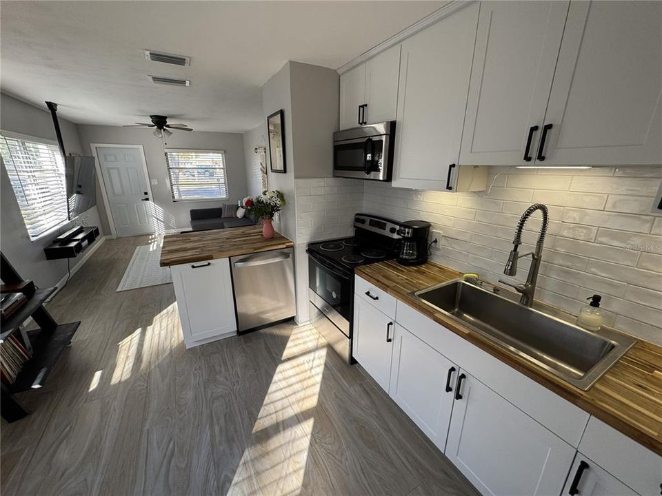 待售: $545,000 (4 贝兹, 0 浴室, 1288 平方英尺)