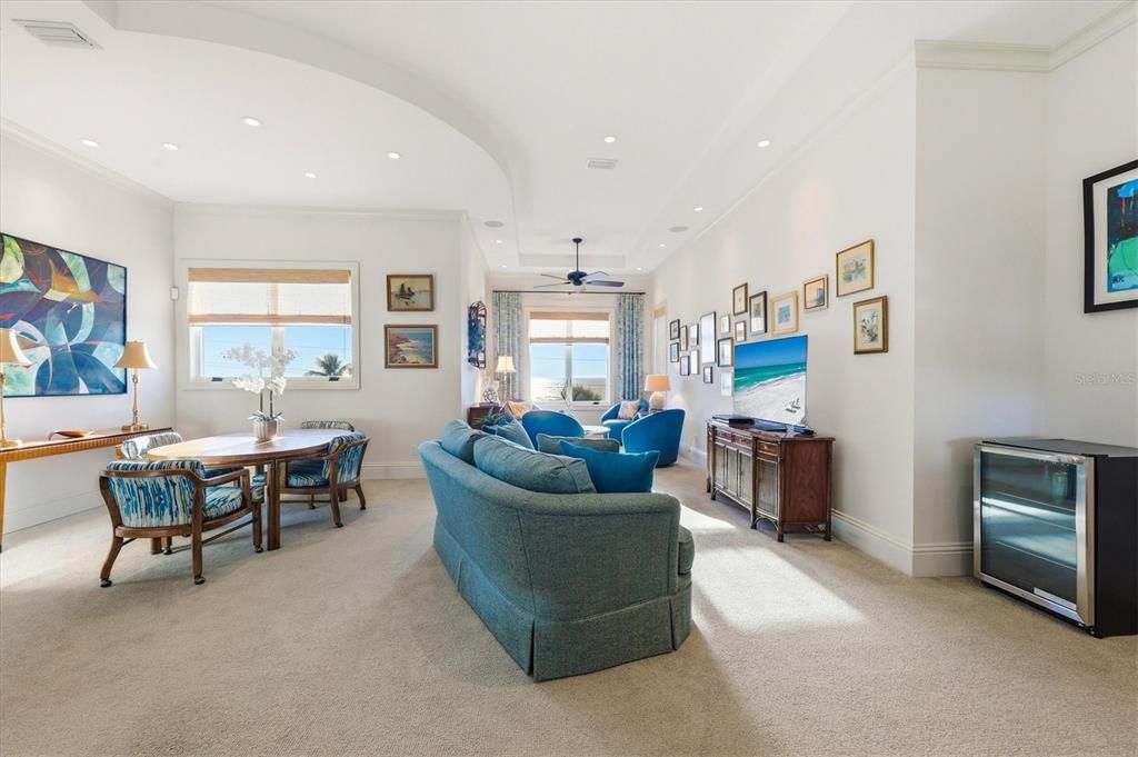 На продажу: $10,600,000 (4 спален, 4 ванн, 5393 Квадратных фут)