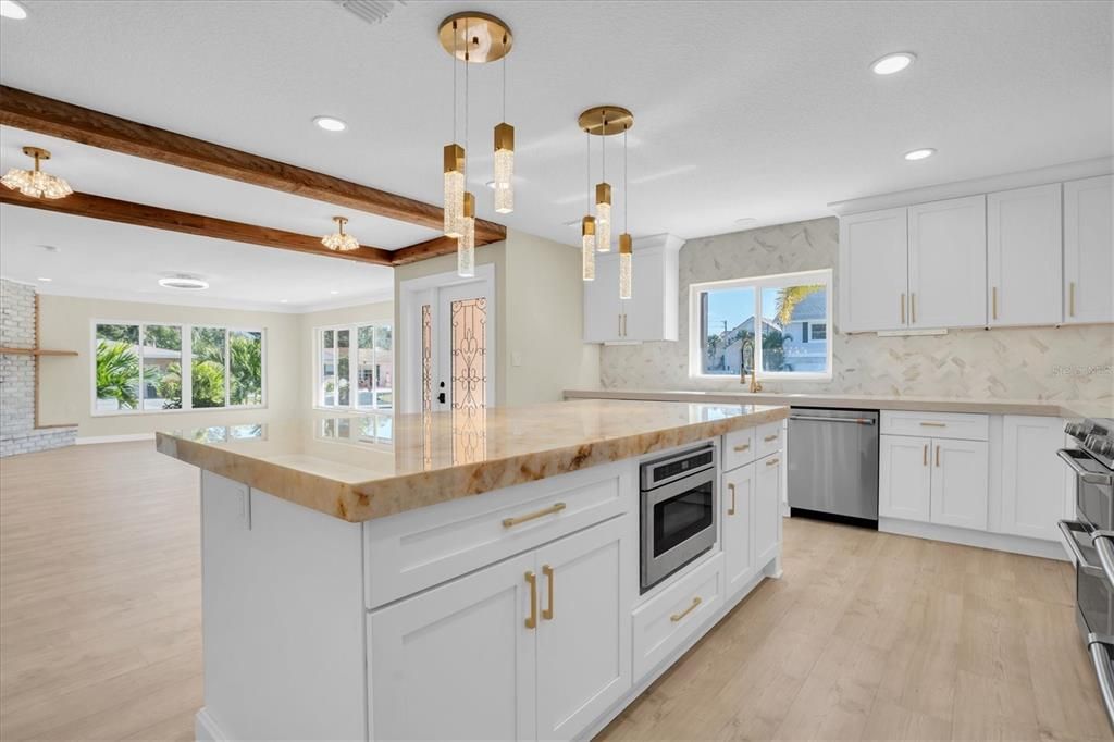 Activo con contrato: $824,900 (4 camas, 2 baños, 2256 Pies cuadrados)